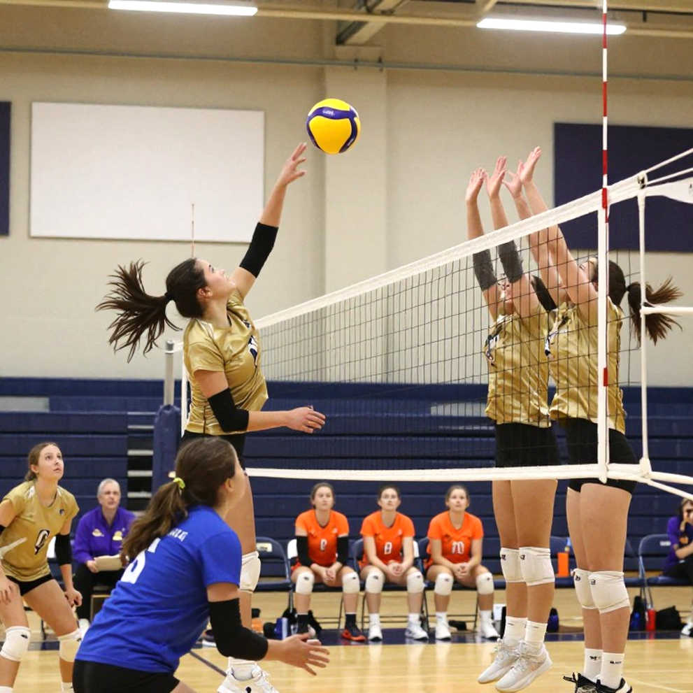 Nebraska hạ Creighton 3-0: bóc tách chuỗi 11-3 ở set hai và kỷ lục 15.405 khán giả