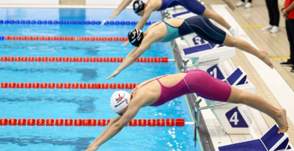 Bốn phút trên ESPN, không một đường bơi: khi bể bơi đại học trở thành phòng hồi phục của một linebacker NFL