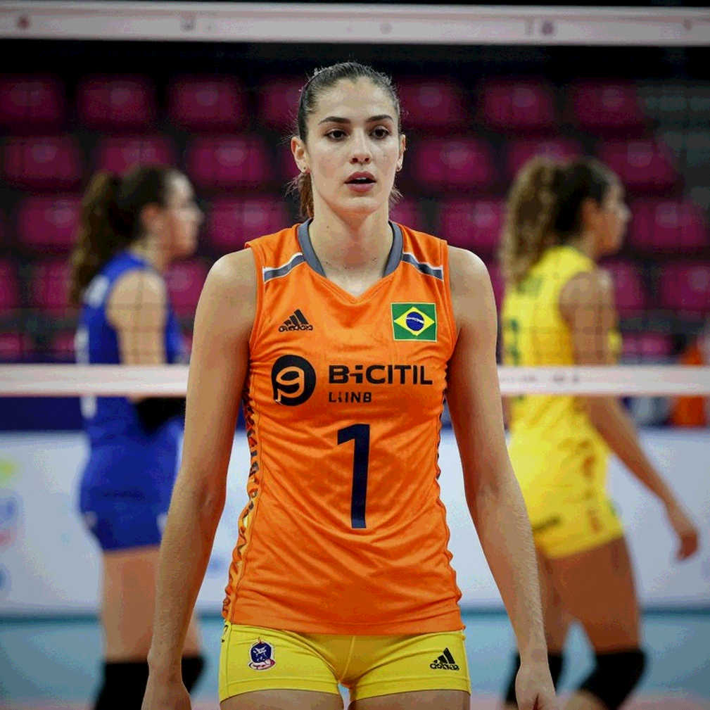 Suhl và chiếc Supercup đầu tiên: ba set cách nhau đúng hai điểm, và một hàng chắn biết lùi đúng lúc