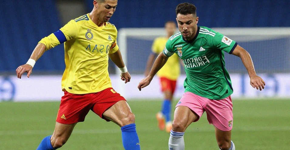 Nụ cười trên sân tập và cái tên bị viết sai: Ronaldo, Al-Nassr và cơn bão truyền thông không có tâm bão