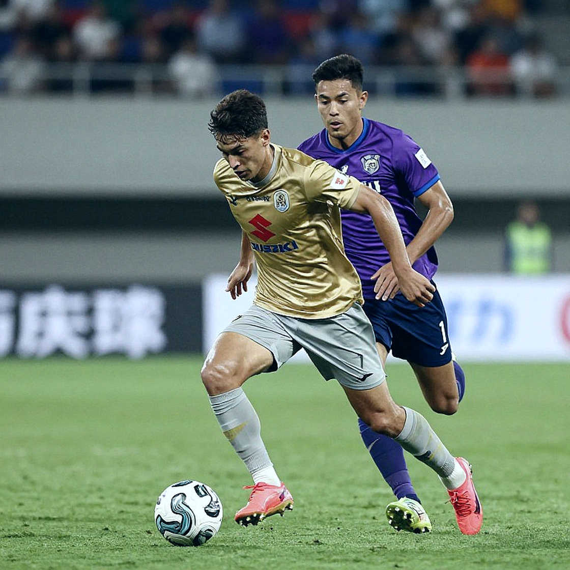 Kỳ chuyển nhượng V.League: Lần theo đồng tiền qua những trang hợp đồng không ai đọc hết Kỳ chuyển nhượng V.League: Lần theo đồng tiền qua những trang hợp đồng không ai đọc hết